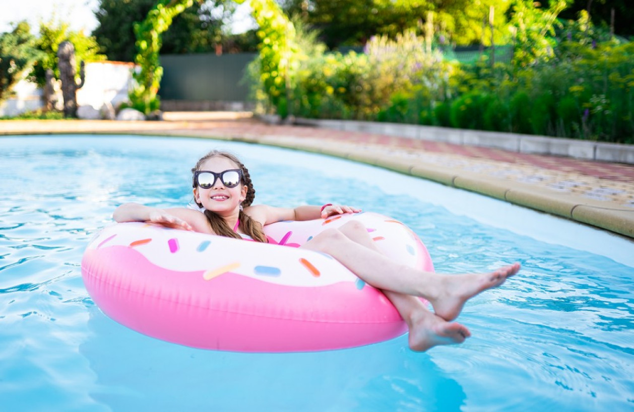 Модель:  Монако
Размер:  Длина: 8,66 м. Ширина: 3,7 м. Глубина: 1,17-1,71 м. Объем: 31 м³