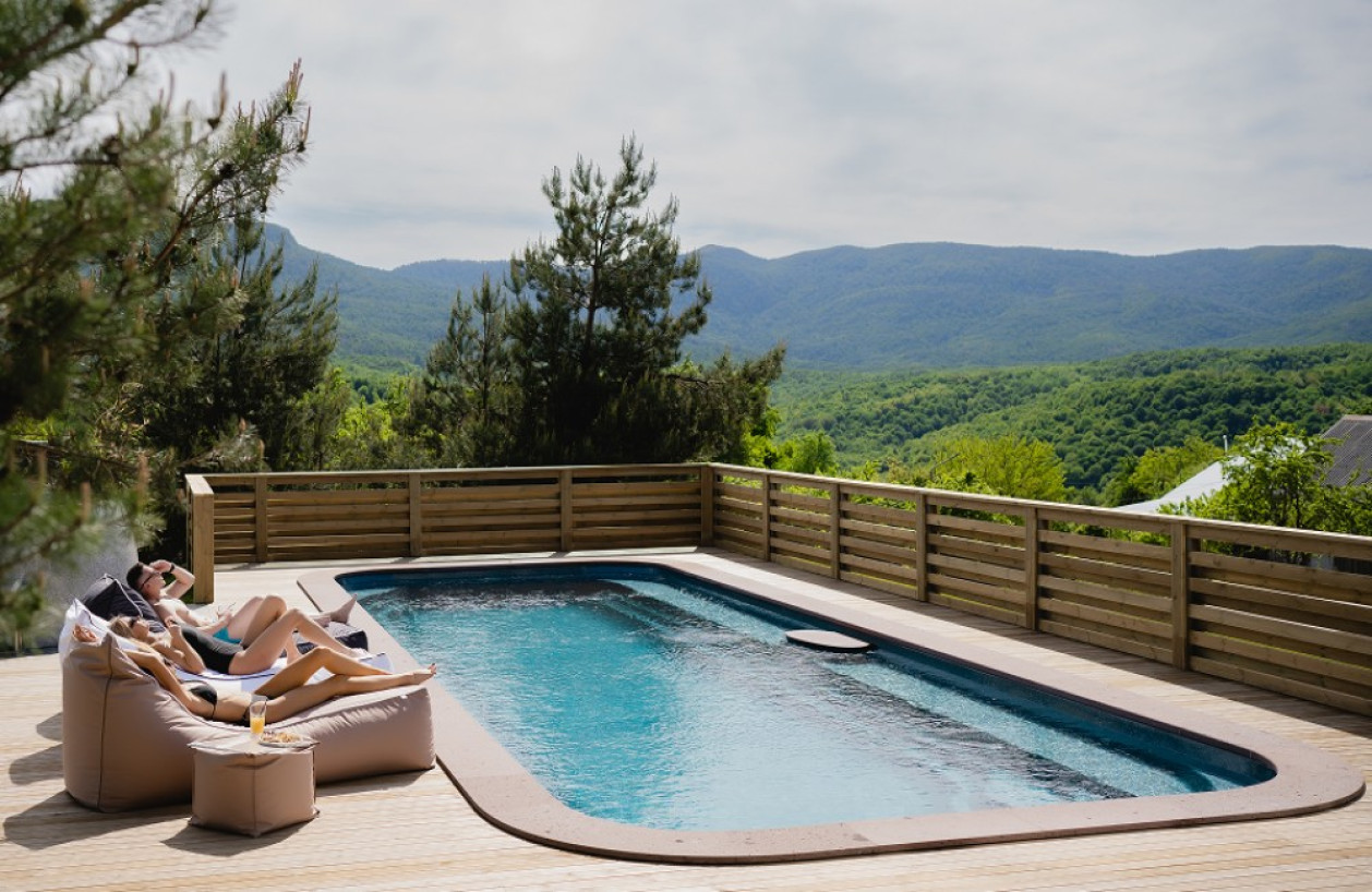 Модель:  Ривьера
Размер:  Длина: 12 м. Ширина: 4,4 м. Глубина: 1,55-1,84 м. Объем: 56 м³
Цвет:  Кассис